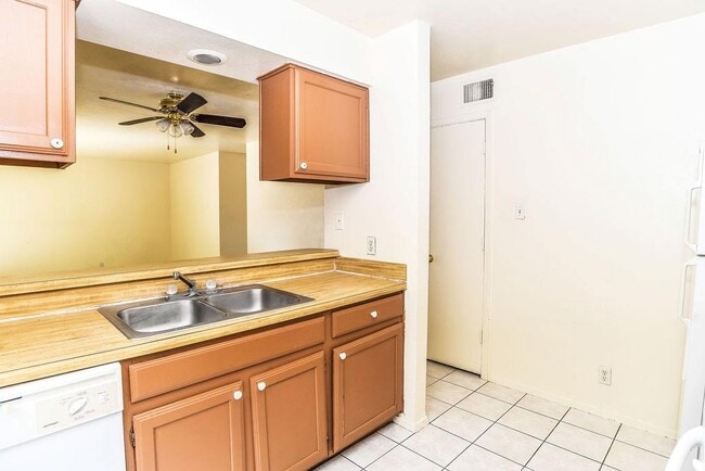 Building Photo - 2221 Stella St