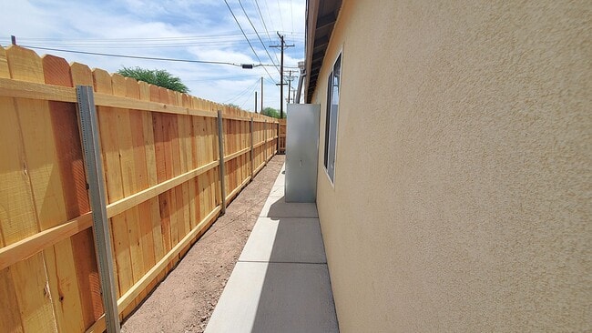 Building Photo - Just remodeled 2 bedrooms and 2 full bathrooms apartment.