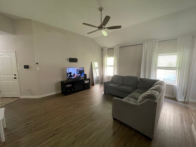 Foto del edificio - 1330 Plaza Lake Dr