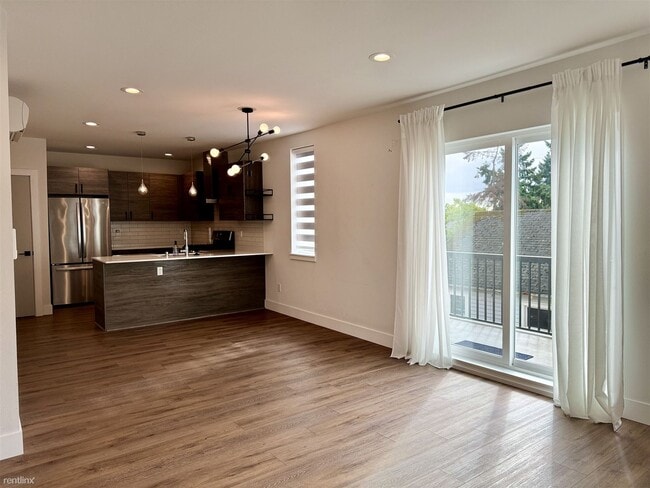 Building Photo - 3 br, 2.5 bath Townhome - 5230 33rd Avenue...