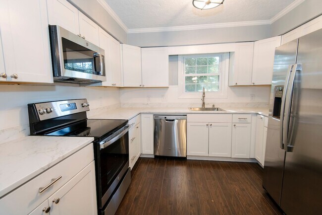 Foto del edificio - Available Early June! Townhome in the hear...