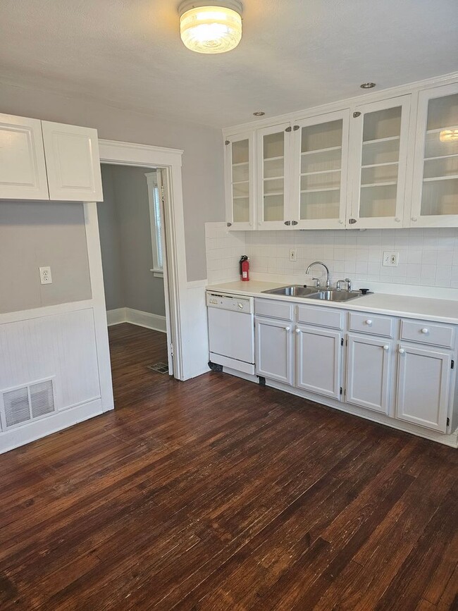 Building Photo - Move-in Special!!!