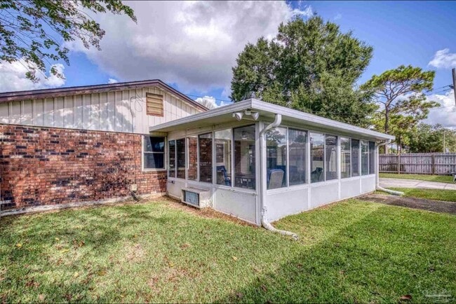 Florida Room - 4866 Cuerro Ct