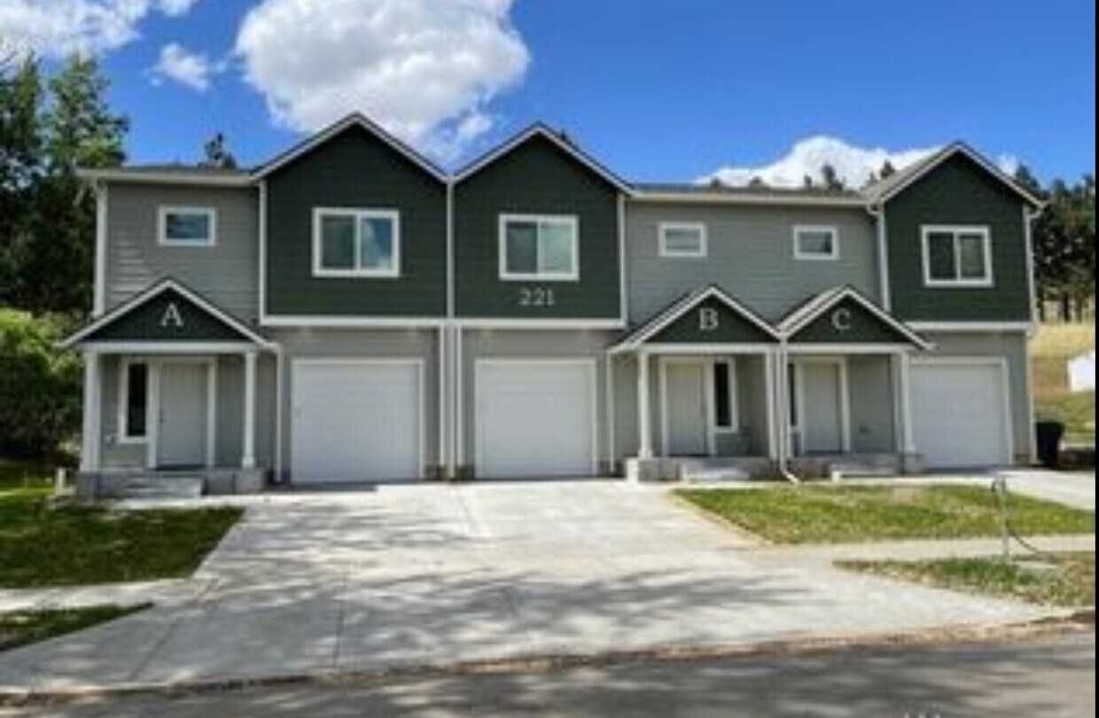 Unit #B Available Now! Contact Dan for more info. 208.501.6663 or rushmandan@gmail.com - 221 E Dayton Ave