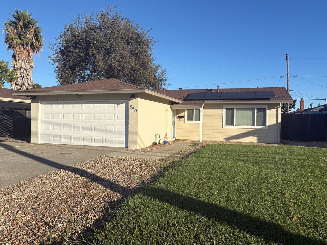 Foto principal - 3 Bedroom 2 Bath Home Available Now!