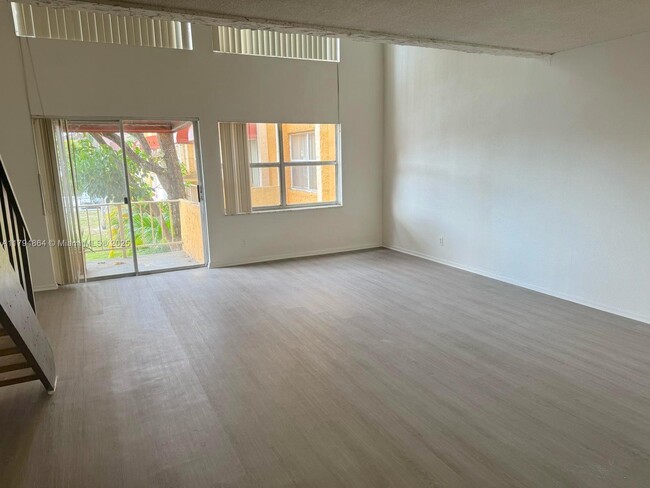 Foto del edificio - 17901 NW 68th Ave