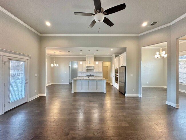 Building Photo - Stunning 3 Bed 2 Bath in South Tyler!