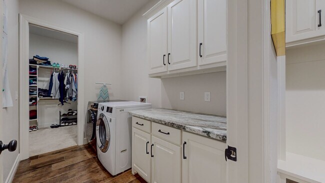 Building Photo - 112 Pindo Palm Dr
