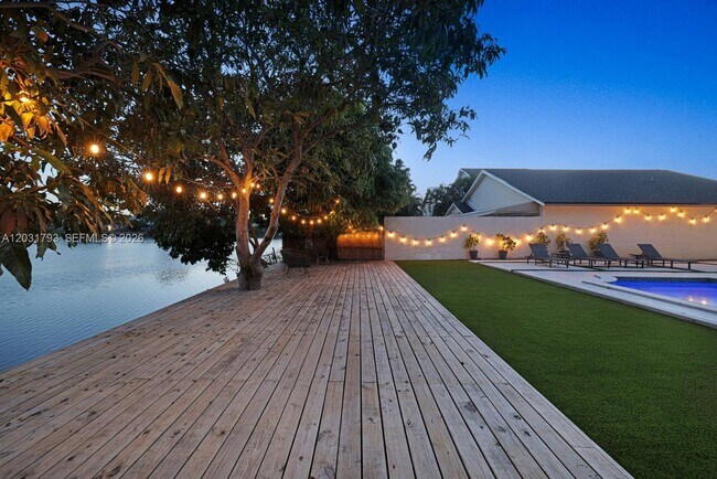 Building Photo - 9650 SW 9th Ct