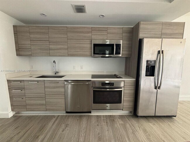 Foto del edificio - 121 NE 34th St