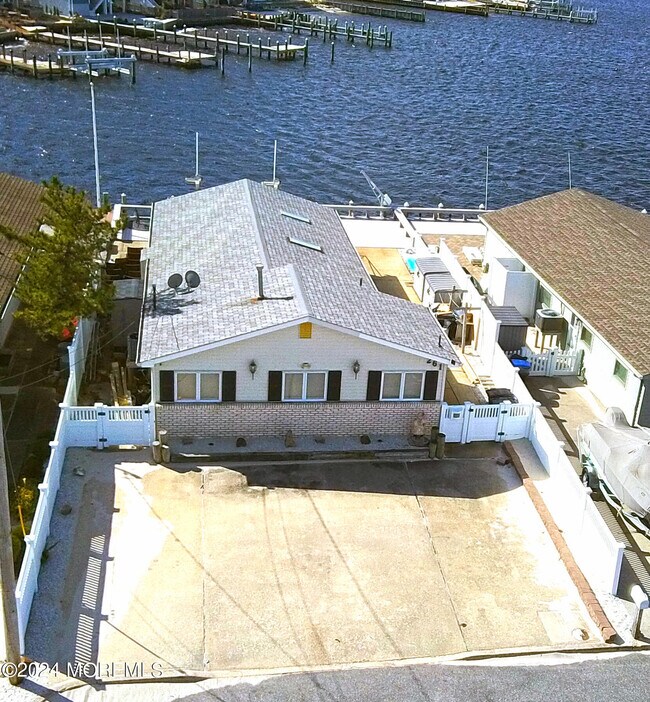 Building Photo - 261 Bay Beach Way