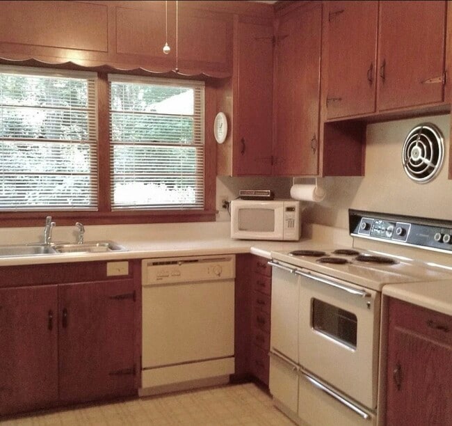 Kitchen - 525 S College St