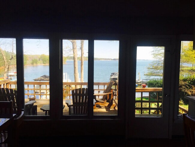 Foto del edificio - 8017 Shore Dr