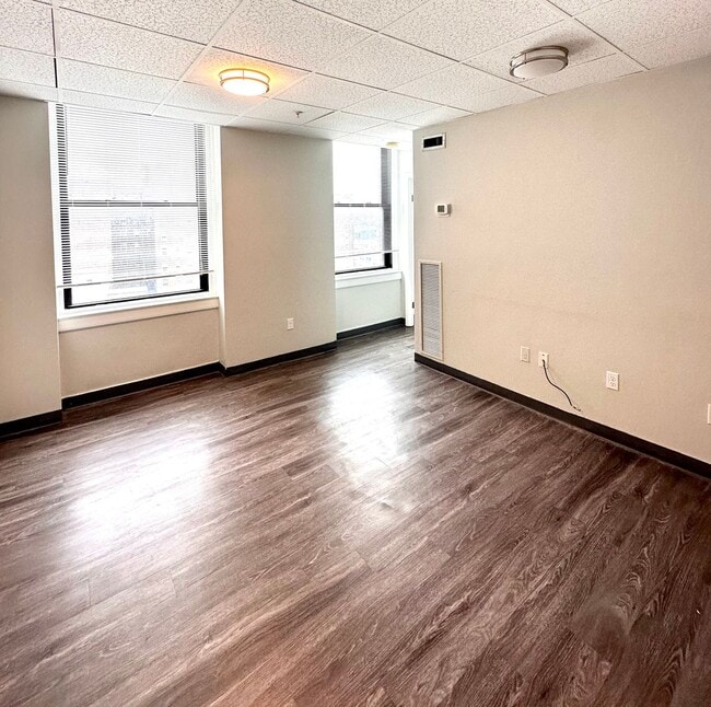 Interior Photo - Park Plaza on the Grid