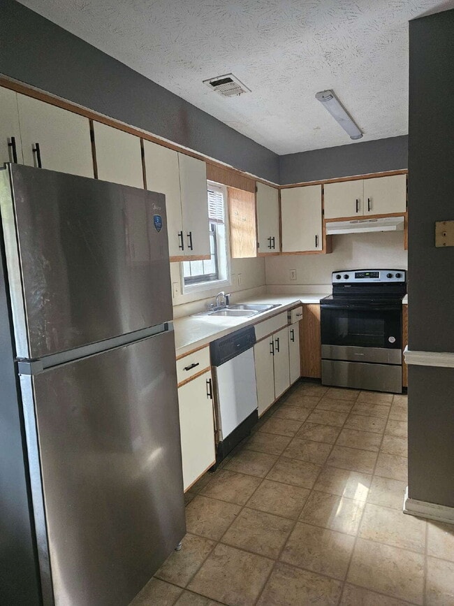 Building Photo - Spacious Lakebottom 2 bedroom townhome