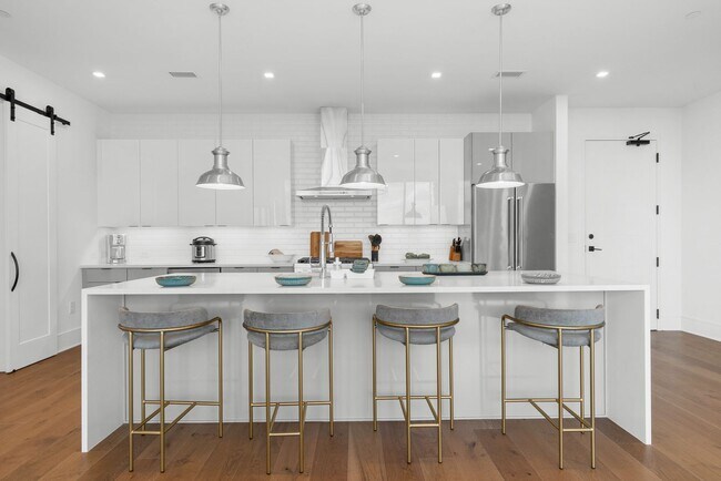 Building Photo - Premier Penthouse Suite at Seven 88 West Midtown-