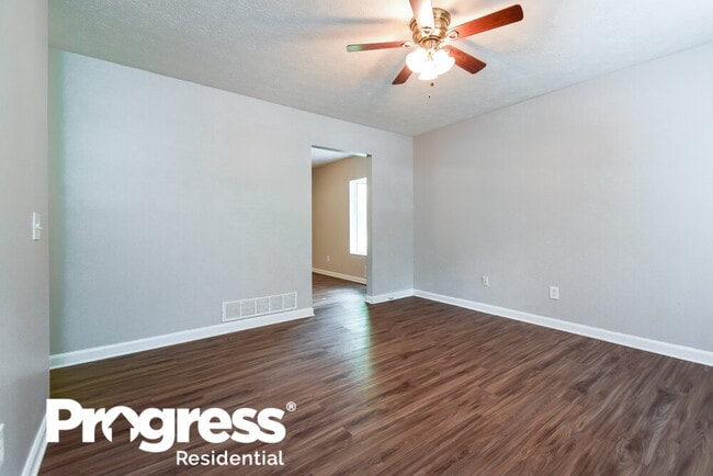 Building Photo - 900 Orris Ln