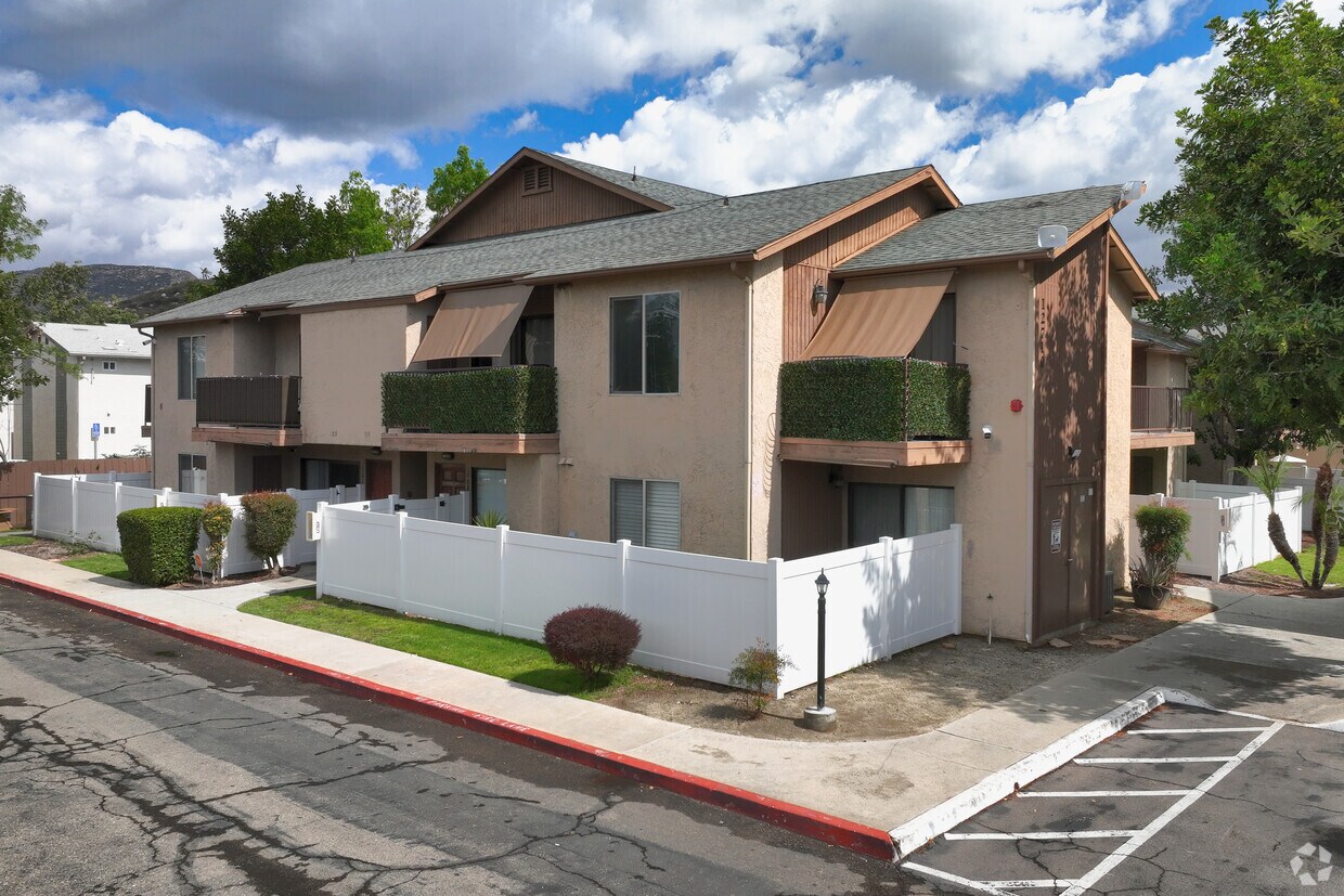 12710-12750 Calle Laurel - Stone Canyon Condominiums