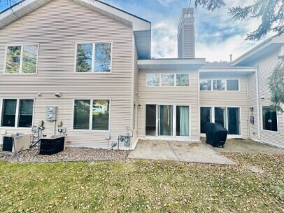 Foto del edificio - "Charming 2-Bed, 2-Bath Townhouse with Gleaming Hardwood Floors in Saint Anthony!"