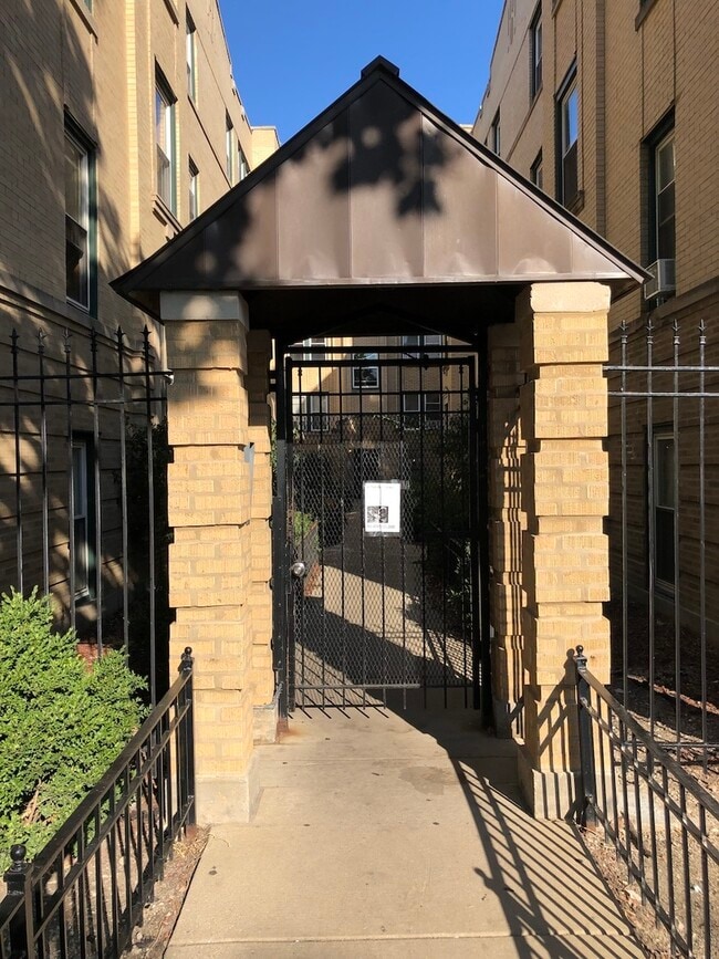 Building Photo - 307 N Central Park Ave