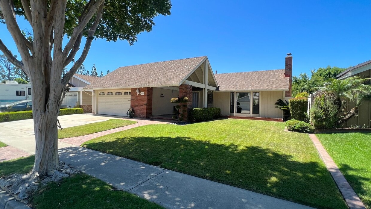 Primary Photo - Wonderful 4 Bed 2 Bath Single Family Home ...