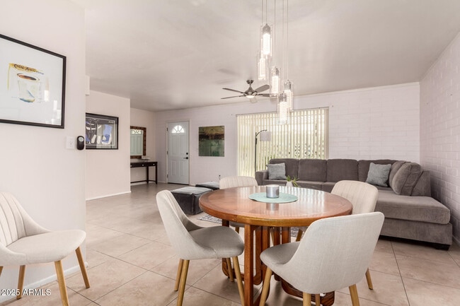 Foto del edificio - 10824 W Crosby Dr