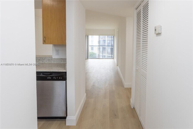 Foto del edificio - 8740 N Sherman Cir