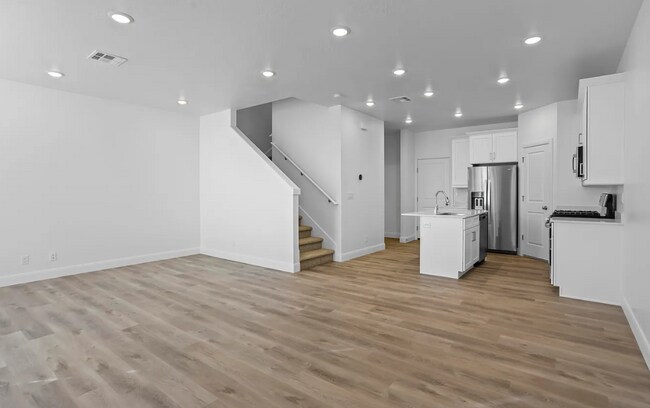 Building Photo - 3 Bedroom End Unit in Desert Color!