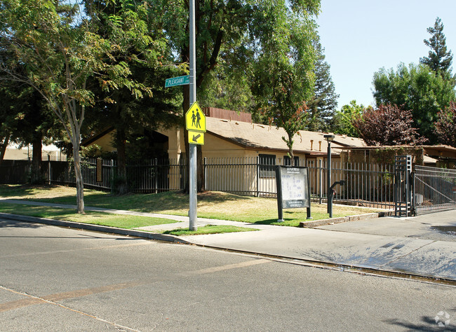 Garland Gardens Apartments Fresno Ca Apartments Com