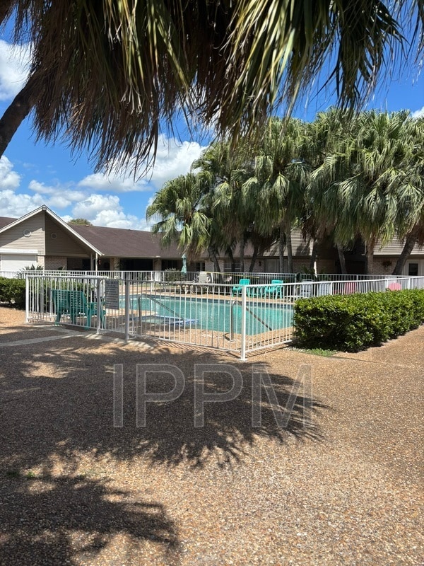 Foto del edificio - 1500 Palm Valley Dr W