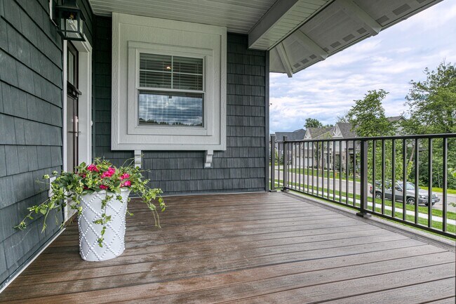 Foto del edificio - 5295 Upland Ln N