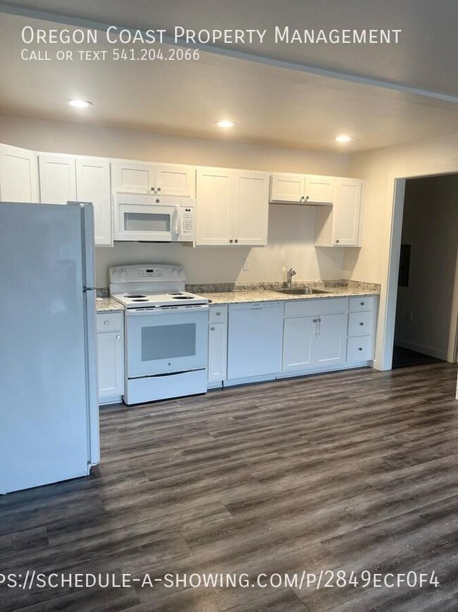 Building Photo - 170 SW Strawberry Ln