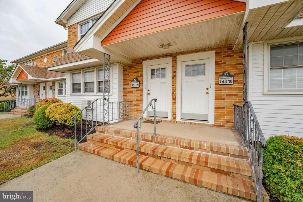 Foto principal - 703 N Oxford Ave