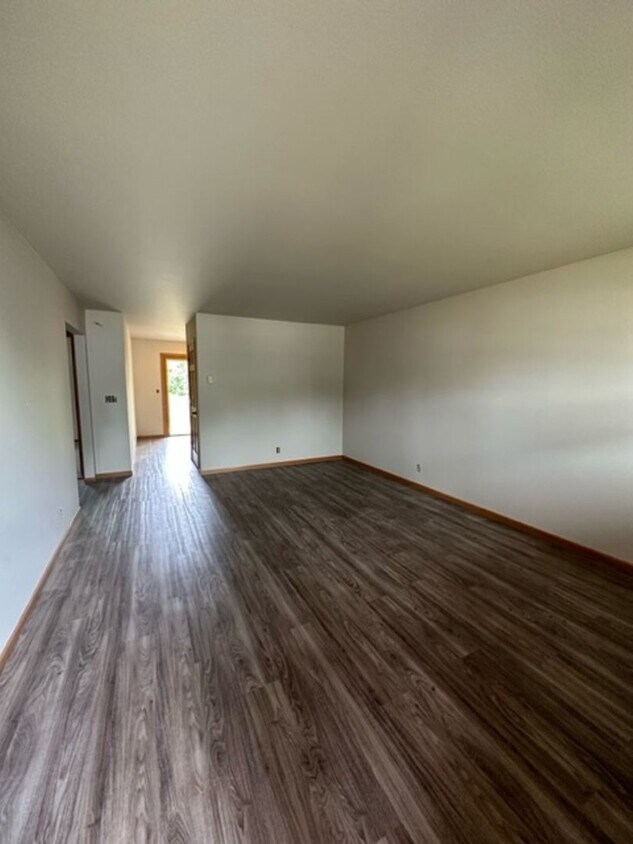 Foto del edificio - 2218-2220 Peters Dr