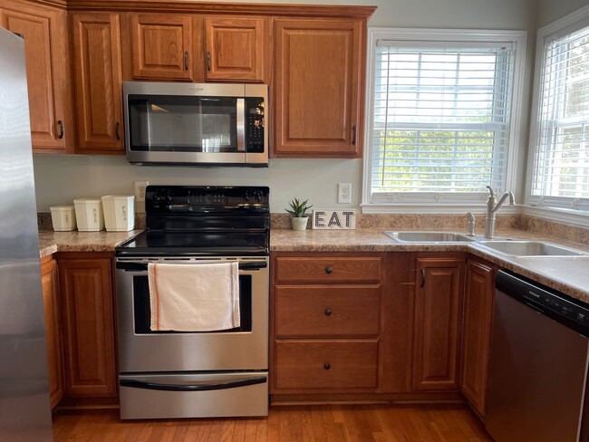 Kitchen - 11 Charleston Ct