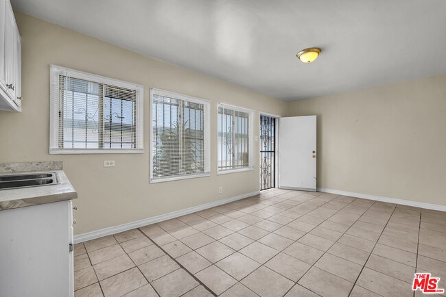 Building Photo - 522 E Kelso St