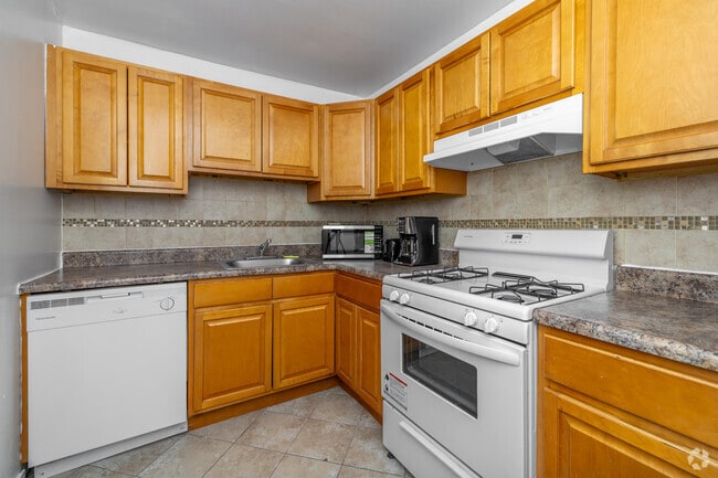 2BR, 1BA - 810SF - Kitchen - Colonial Point Apartments