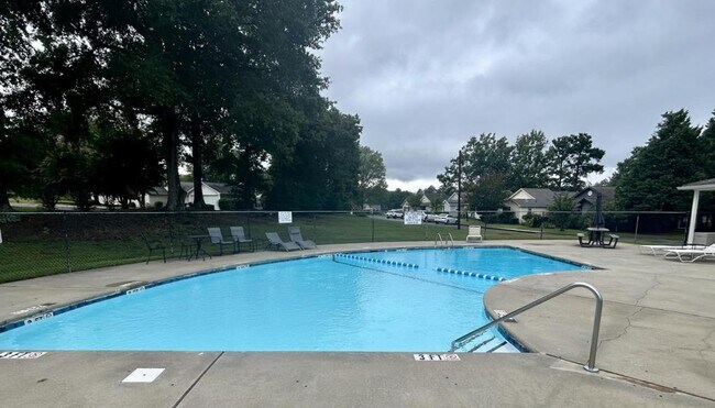 Foto del edificio - 124 Lake Ridge Dr