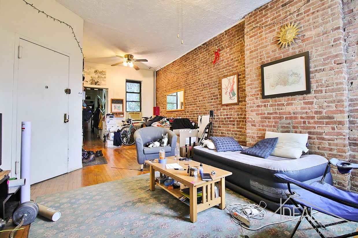 Primary Photo - 200 Court St