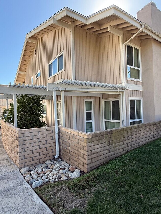 Foto principal - Highly Desirable 3 bed 2 1/2 bath condo in...
