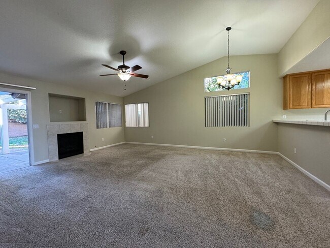 Foto del edificio - Charming 3bedroom 2 bath home in Elk Grove.