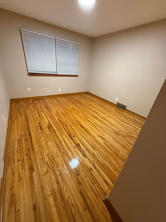 Foto del edificio - Large 2 bedroom with garage