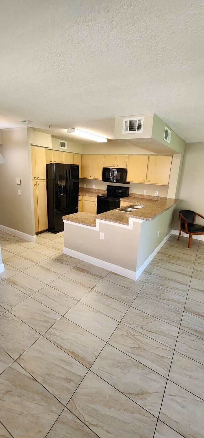 Building Photo - 13929 Fairway Island Dr