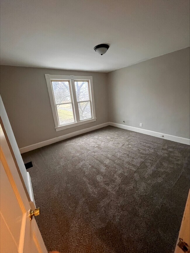 Dormitorio 1 - 1283 E Fulton St