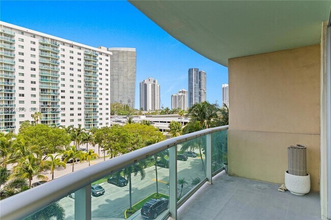 Foto del edificio - 19390 Collins Ave