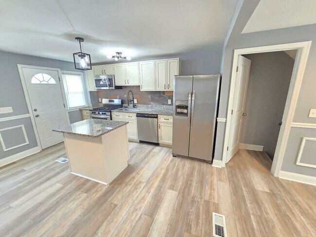 Building Photo - Beautiful 4 Bedroom 2 Bathroom East Baltim...