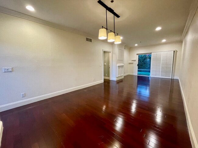 Building Photo - 156 S Oak Knoll Ave