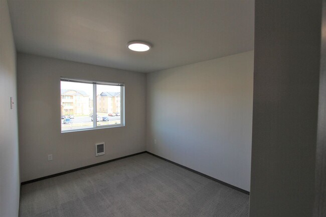 Building Photo - Move in Special!! One-month free with qualified applicants!! Modern design 3-bed, 2.5-bath duplex!