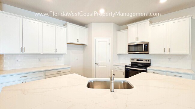 Foto del edificio - BRAND NEW! OUTSTANDING 3 BED/2 BATH VILLA ...