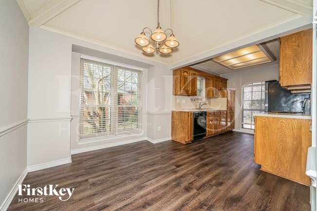 Building Photo - 700 Robin Meadow Dr